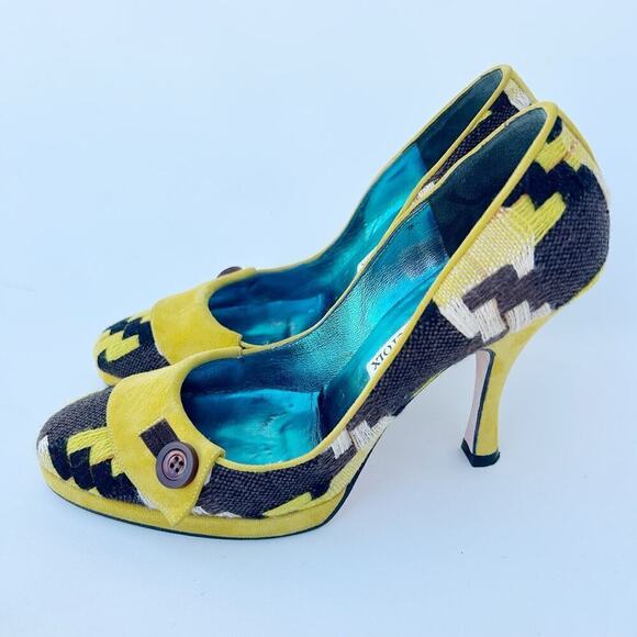 Christian Lacroix Tweed Embroidered Yellow Pumps Heels Woven Round Toe Size 6.5 - Picture 1 of 9